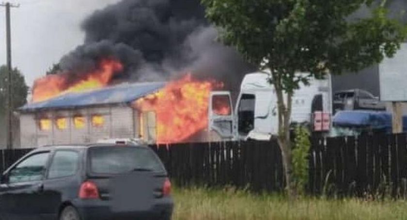 Spłonął warsztat samochodowy [zdjęcia]