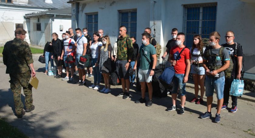 Powołania do służby wojskowej w ciechanowskich koszarach