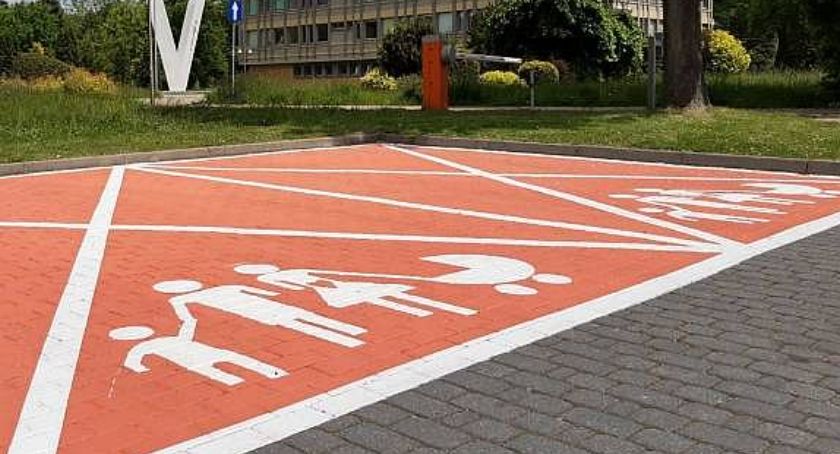 Przed Starostwem pojawią się różowe miejsca parkingowe