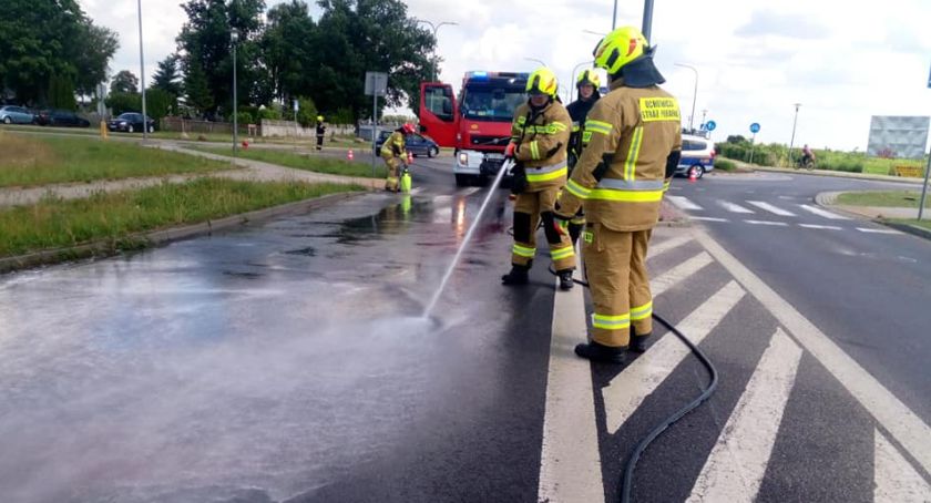 Wyciek paliwa przy rondzie w Ciechanowie [zdjęcia]