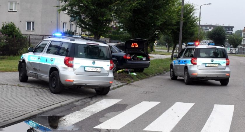 Dwóch policjantów rannych, dwa radiowozy uszkodzone. Nocny pościg za pijanym kierowcą [zdjęcia]