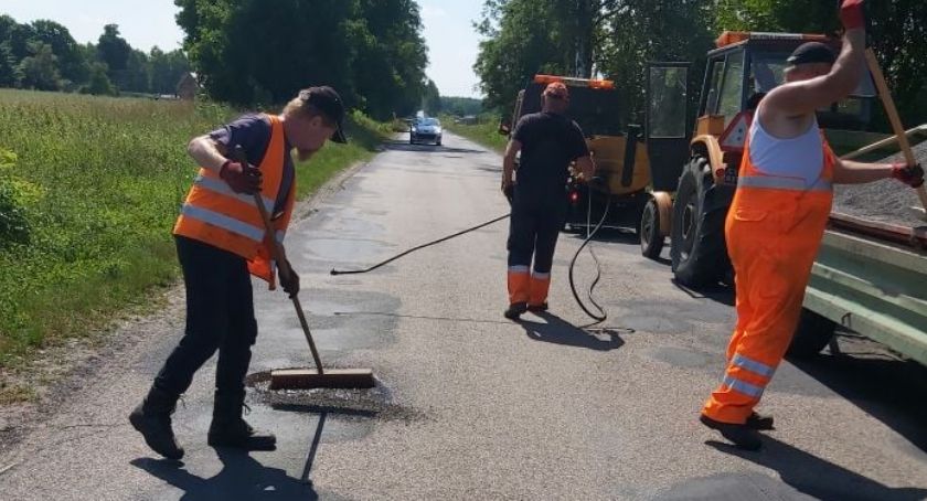 Trwa naprawa kolejnych dróg w powiecie ciechanowskim 