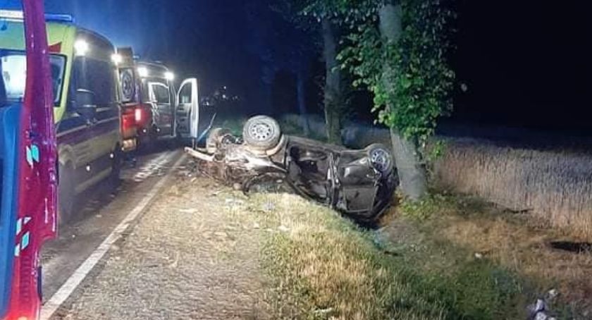 Audi uderzyło w drzewo. Rannych dwóch nastolatków [zdjęcia]