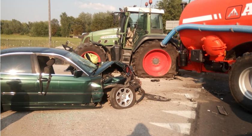 Zderzenie BMW z ciągnikiem pod Ciechanowem [zdjęcia]