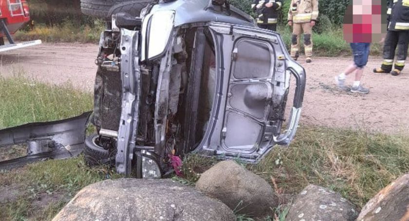 Opel uderzył w kamienie i dachował [zdjęcia]