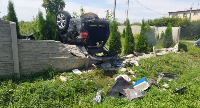 Sześć osób poszkodowanych w wypadku [zdjęcia]