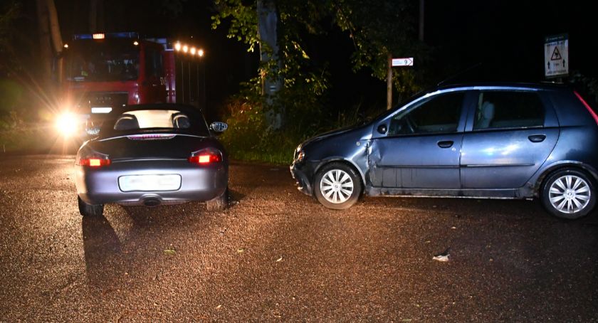 Zignorował znak i uderzył Fiatem w Porsche