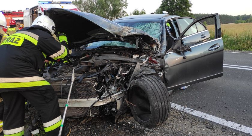 Mercedes zderzył się z dostawczakiem na remontowanej drodze [zdjęcia]