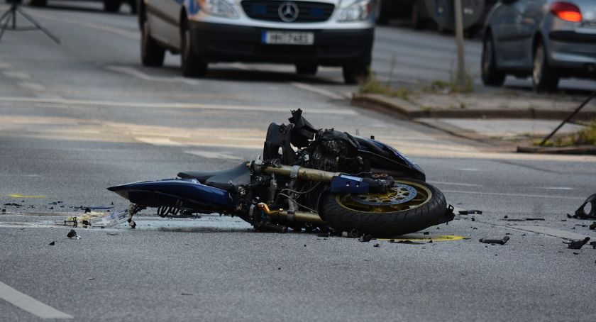 Karambol z udziałem czterech motocykli i samochodu