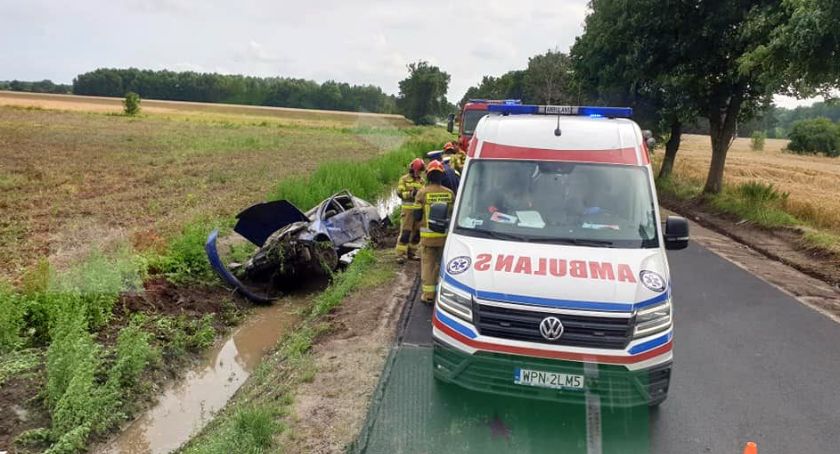 Nie powinien wsiadać za kierownicę. Jego pojazd dachował w rowie
