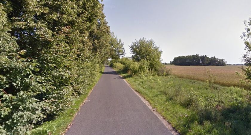 Radny wnioskuje o przebudowę wąskiej drogi w powiecie ciechanowskim