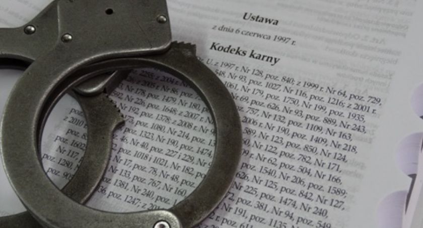 Seniorka kopała i wyzywała policjantów