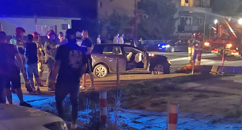 Rozbite auta, uszkodzony słup i latarnia. Groźne zderzenie na ul. Pułtuskiej