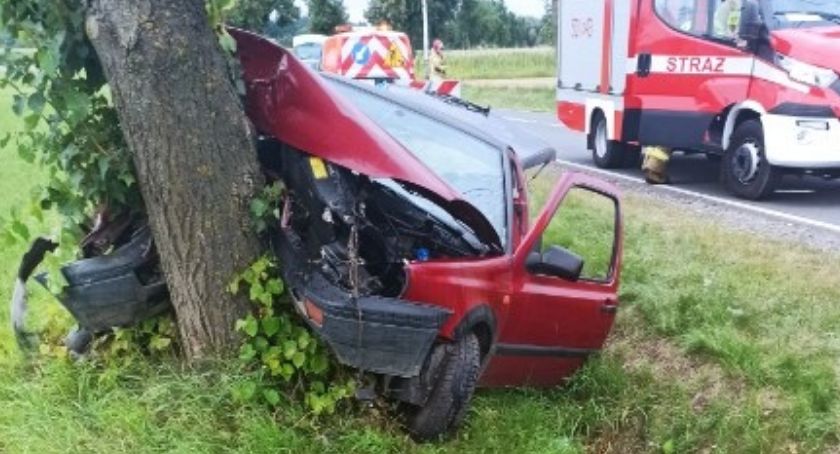 VW Golf wbił się w drzewo