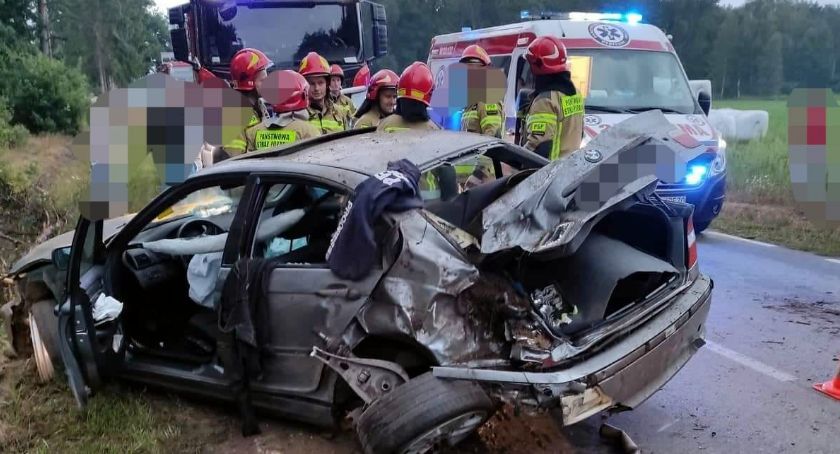 BMW wypadło z drogi pod Ciechanowem. Za kierownicą nastolatek [zdjęcia]