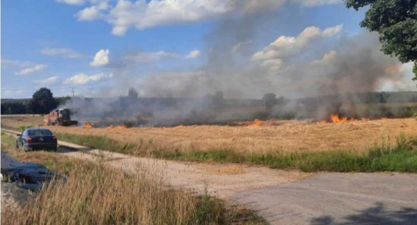 Nie tylko ścigają piratów drogowych. Pod Ciechanowem zauważyli pożar i od razu ruszyli z pomocą