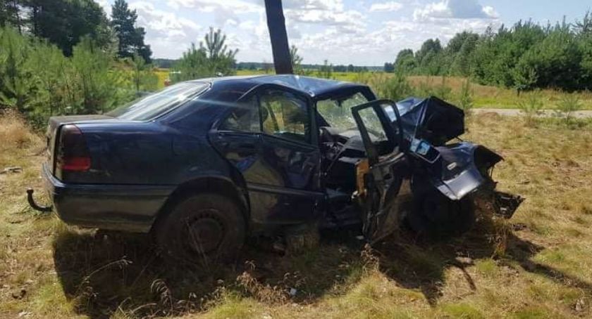 Mercedes uderzył w drzewo. Wśród rannych jest 12-latek [zdjęcia]