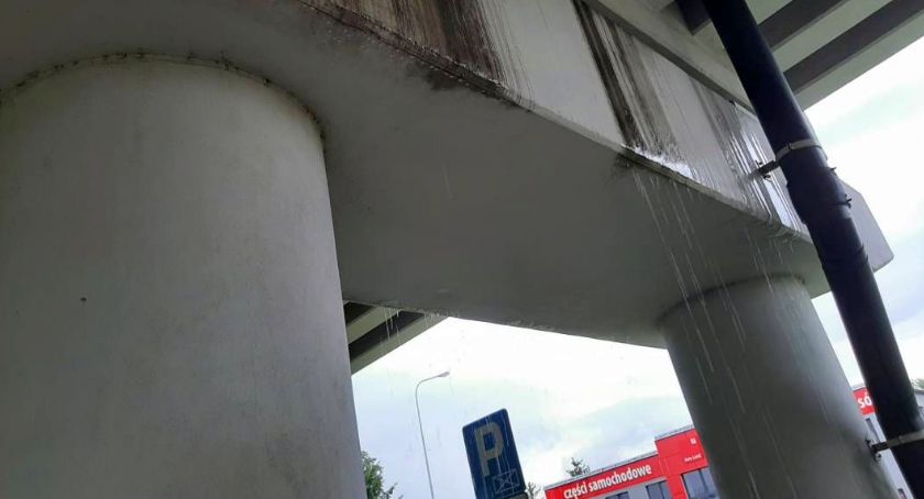 Wasze Info: Woda leje się z wiaduktu na zaparkowane samochody