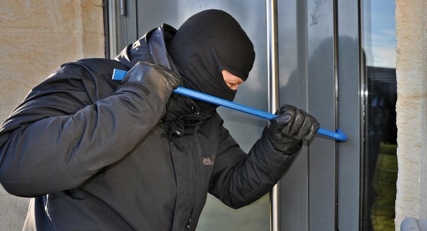 Rośnie liczba kradzieży i włamań w powiecie ciechanowskim. Policja ostrzega mieszkańców