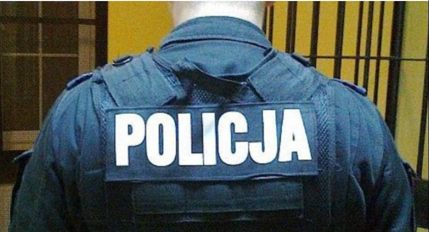 Wasze Info: Kierowca tego auta obserwuje dzieci i zaczepia ludzi. Sprawę zgłoszono policji