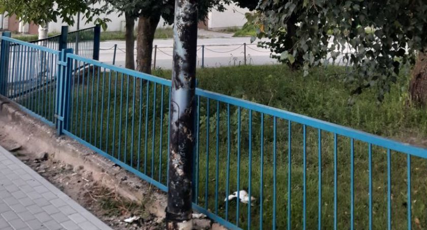 Tak wygląda nowy słup na remontowanej ulicy w Ciechanowie. Ktoś go podpalił?