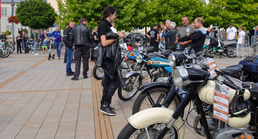 Zabytkowe motocykle zawitały przed ciechanowski ratusz [zdjęcia]