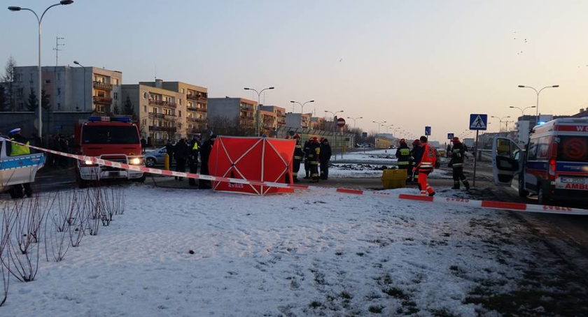 Tragedia na Armii Krajowej. BMW uderzyło w małżeństwo z dzieckiem. Jedna osoba nie żyje (zdjęcia)