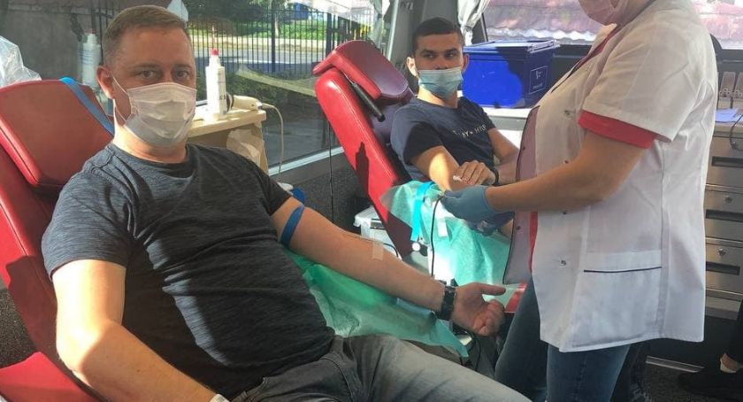 Przed ciechanowską komendą policji polało się kilkanaście litrów krwi [zdjęcia]