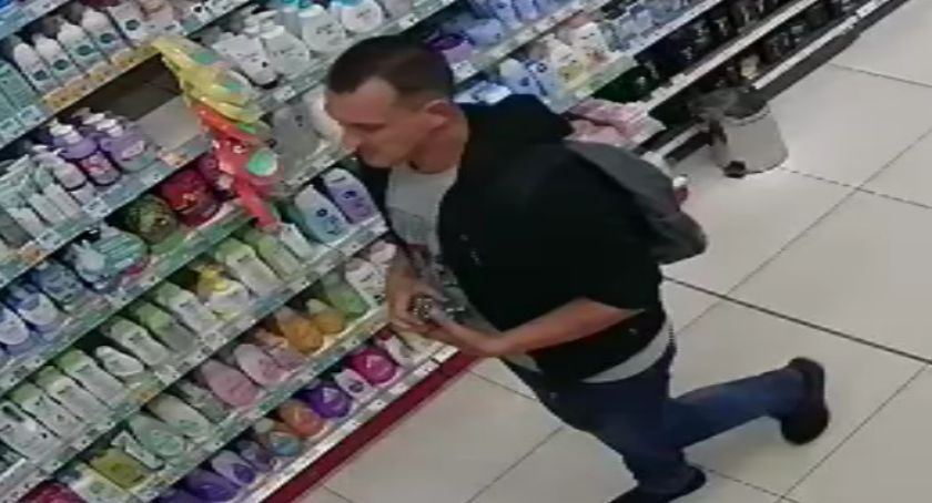 Kradzież w oku kamery. Policja szuka sprawcy [zdjęcia]
