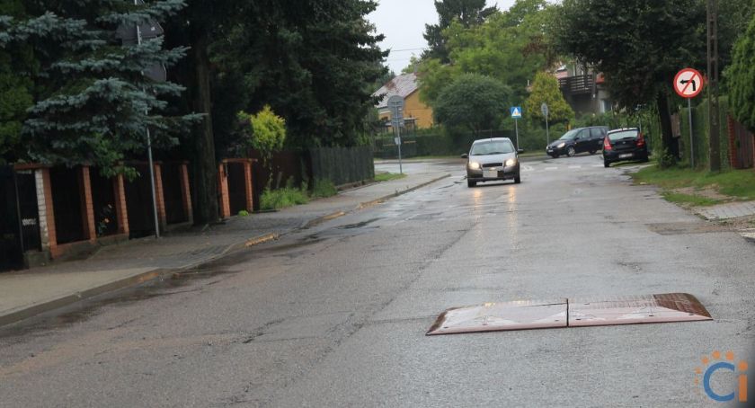 Progi zwalniające zwiększają bezpieczeństwo czy stanowią zagrożenie? Miasto zmienia zdanie