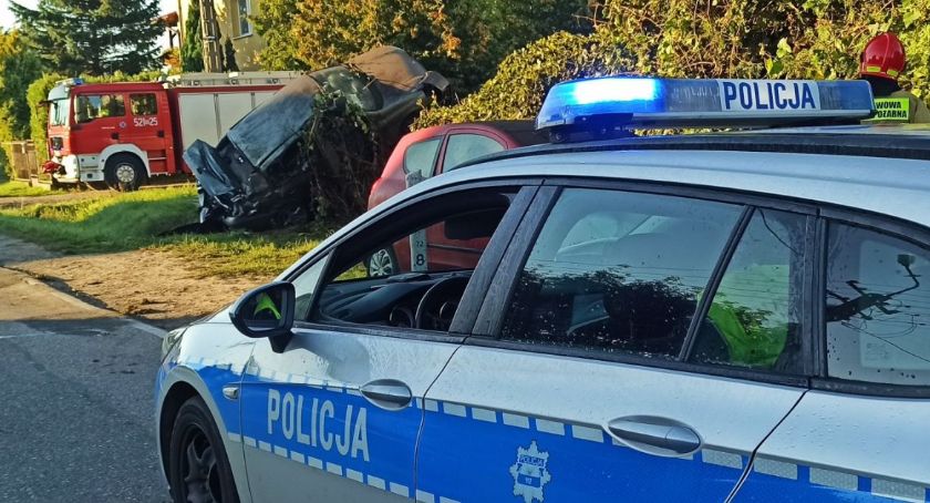 Samochód przeleciał nad innym autem i wbił się w ogrodzenie