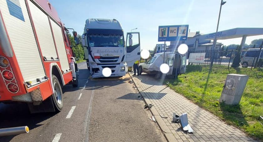 Zderzenie ciężarówki z dostawczakiem. Duże utrudnienia w ruchu [zdjęcia]