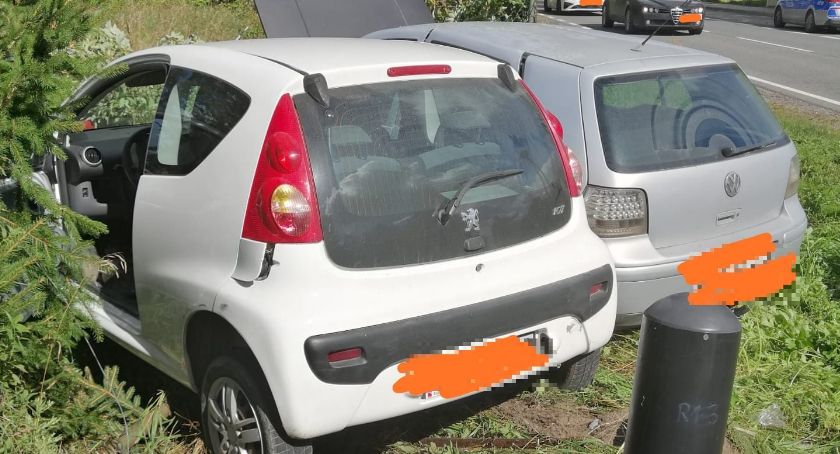 Zderzenie osobówek. Sprawca i pasażer uciekli [zdjęcia]