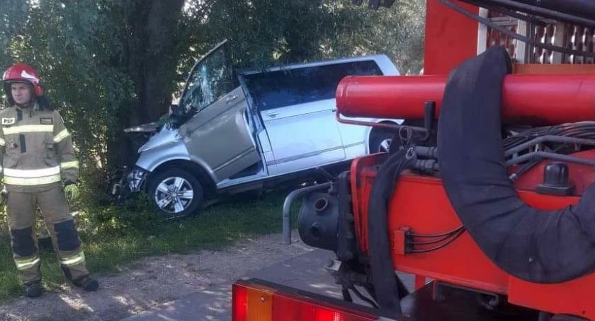VW uderzył w drzewo pod Ciechanowem. Kierowcę ewakuowali świadkowie