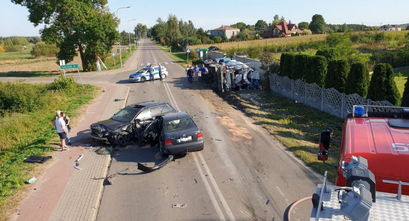 Zderzenie betoniarki i dwóch osobówek [zdjęcia]