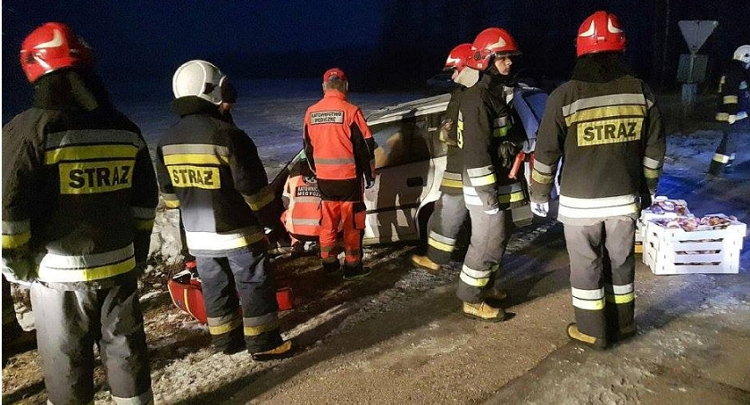 Opel wpadł do rowu (zdjęcia)
