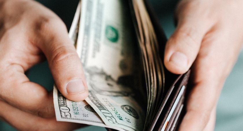 Wzrost wydatków Polaków na zakupy spożywcze. Polacy chcą oszczędzać - zainteresowanie gazetkami promocyjnymi online stale rośnie