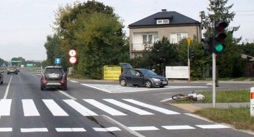 Kierująca Oplem potrąciła pieszą. Obie twierdzą, że miały zielone światło