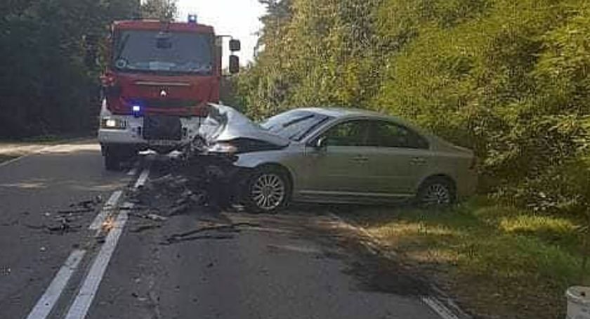 Podczas wyprzedzania doprowadził do zderzenia z osobówką i samochodem ciężarowym [zdjęcia]