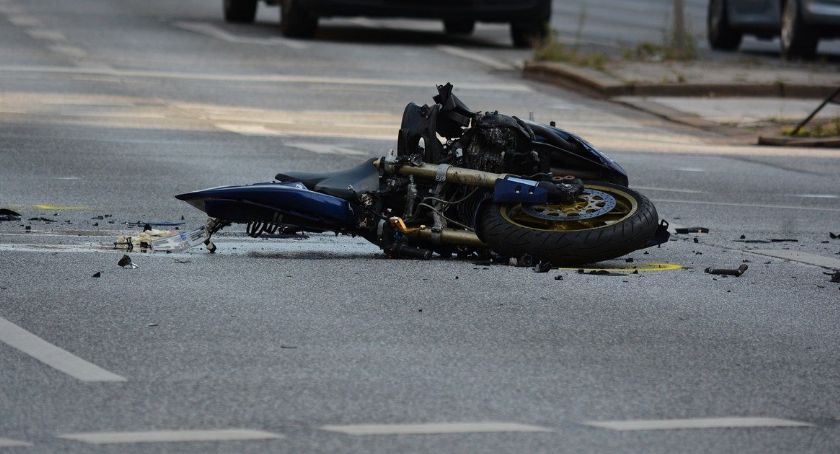 Motocyklista jechał za szybko i wylądował w rowie