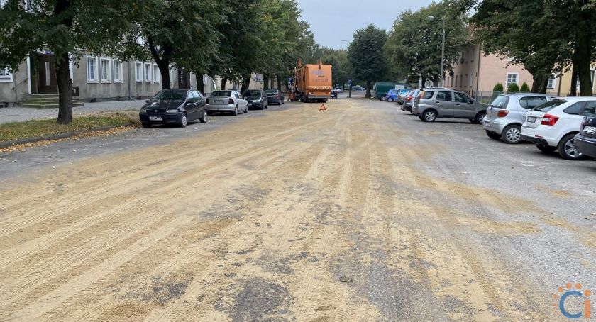Wasze Info: Piaskownica na ulicy w Ciechanowie. Kierowcy, uważajcie! [zdjęcia]
