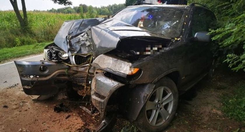 W BMW pękła opona. Pojazd uderzył w drzewo [zdjęcia]