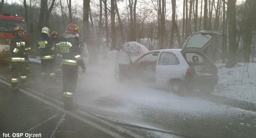 Opel zapalił się w czasie jazdy niedaleko Ciechanowa