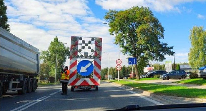 Utrudnienia w ruchu w Ciechanowie. Trwa wymiana nawierzchni drogi