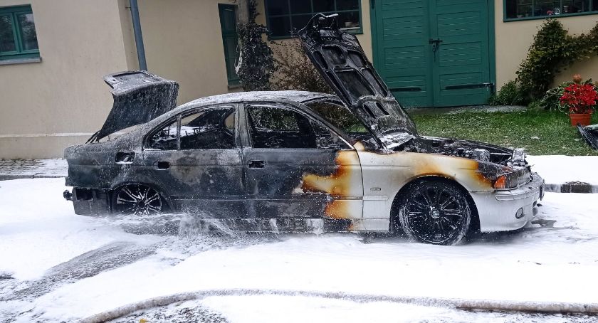 W powiecie ciechanowskim spłonęło BMW [zdjęcia]
