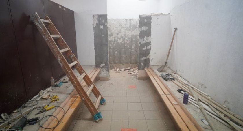Na krytej pływalni w Ciechanowie ruszył remont szatni