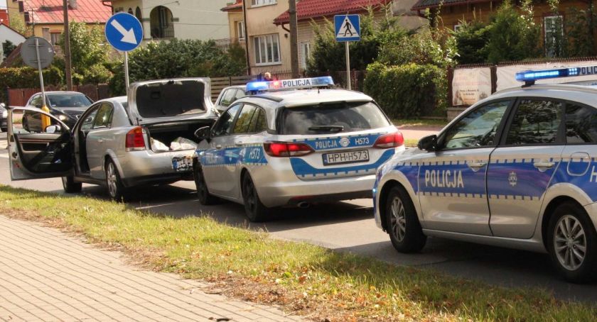 Uderzył w radiowóz, chciał potrącić policjanta. Pościg za kierowcą Opla
