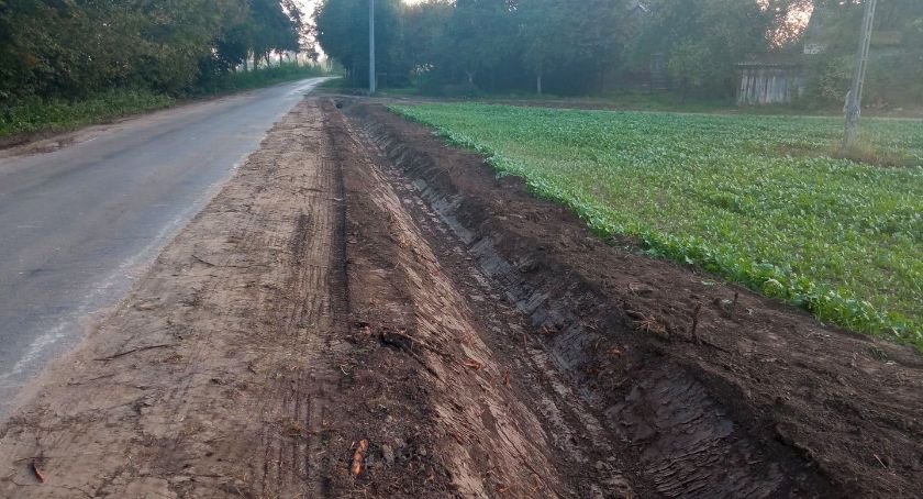Woda zalewała drogę i pole