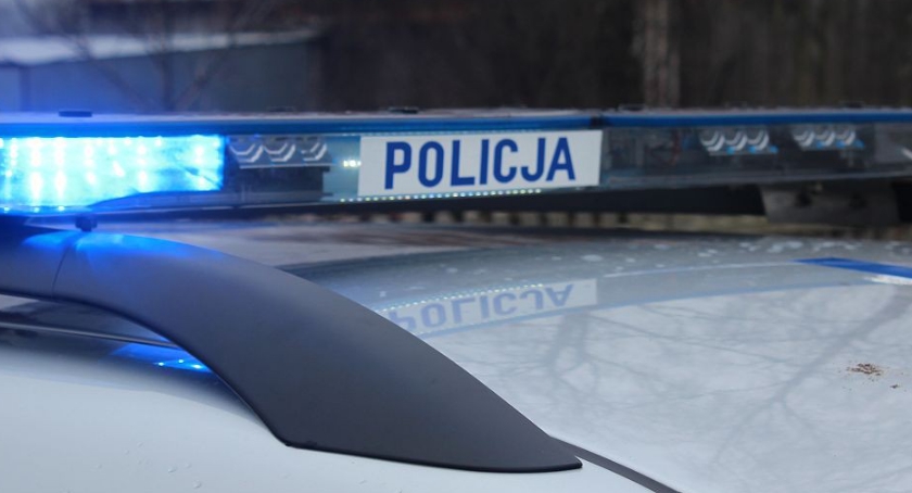 Poranna kraksa w Ciechanowie. Lanos wpadł w poślizg i uderzył w BMW