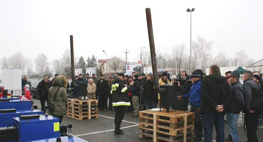 W Ciechanowie odbył się pokaz prawidłowego palenia w piecu (zdjęcia)